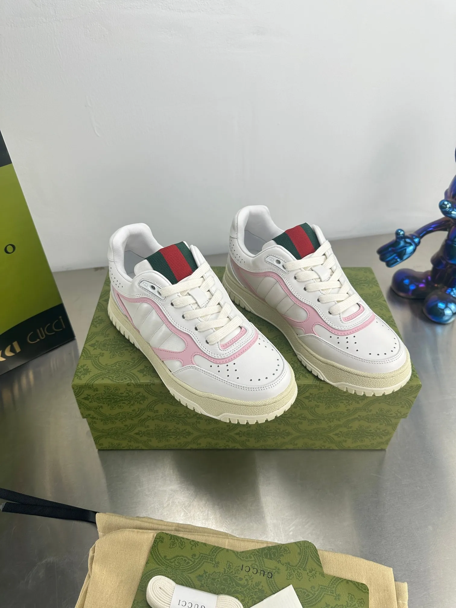 👟👟Ex-factory price 600👟👟 Gucci's latest hot-selling series of high and low-cut distressed couple's sneakers are shipped. The original version is purchased, developed and manufactured. This high-low top sneaker adopts a basketball-style silhouette design, cleverly integrated with hollow panels and distressed effects, showing its unique ingenuity. The ingenuity incorporates brand logo details such as interlocking Double G styling accessories and Gucci lettering, a low-key tribute to the brand's design heritage. Exquisite packaging at the delivery counter 🛍📦 ▪️ Fabric: Original customized imported first-layer cowhide ▪️ Inner lining: Imported first-layer cowhide ▪️ Sole: Original molded TPU sole ▪️ Sole thickness: 3cm ▪️ Size: 35-46 (Male 38 46 customized)